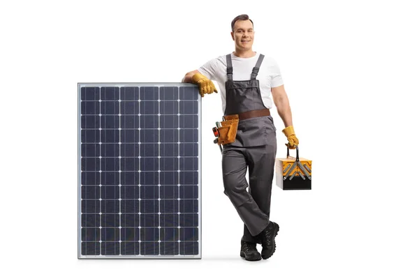 Opravář Opírající Fotovoltaický Modul Pro Udržitelnou Solární Energii Izolovanou Bílém — Stock fotografie