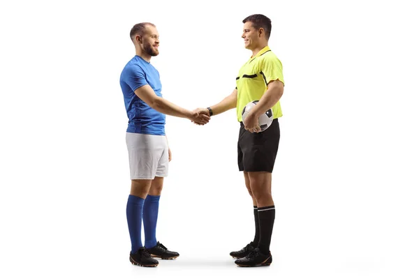 足球运动员和裁判在比赛结束后 在白色背景下相互握手 — 图库照片