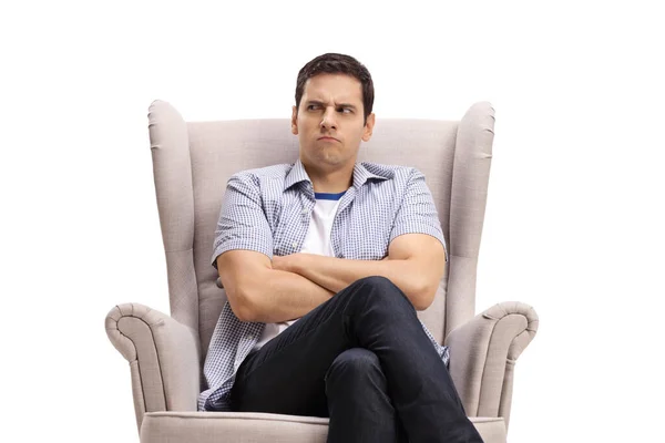 Νεαρός Άνδρας Θυμωμένο Πρόσωπο Κάθεται Μια Πολυθρόνα Απομονωμένος Λευκό Φόντο — Φωτογραφία Αρχείου