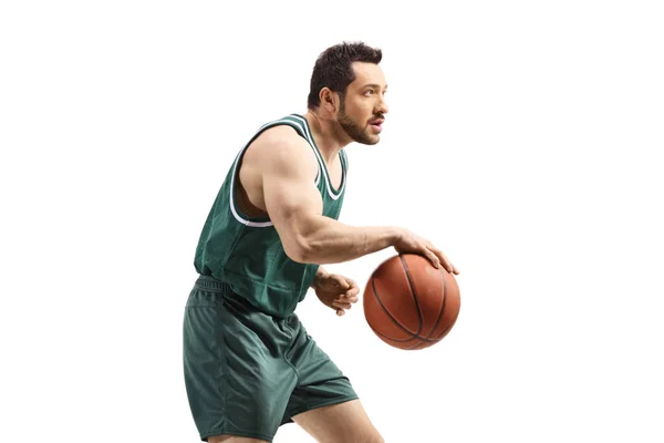 篮球运动员带着一个被白色背景隔开的球跑步 — 图库照片
