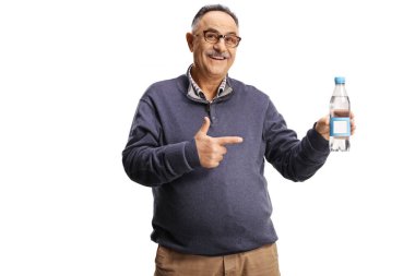 Elinde bir şişe su tutan ve beyaz arka planda izole edilmiş bir şekilde duran sıradan bir yetişkin adam.