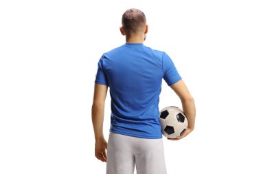 Mavi formalı ve beyaz şortlu bir futbolcunun beyaz arka planda izole edilmiş bir topu tuttuğu arka plan çekimi.