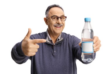 Olgun bir adam kameranın önünde beyaz arka planda izole edilmiş bir şişe su tutuyor.
