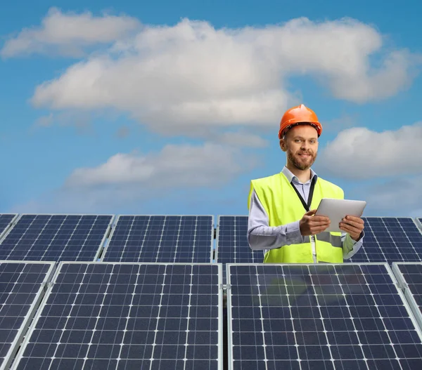 Ingénieur Utilisant Une Tablette Numérique Sur Toit Avec Panneaux Photovoltaïques — Photo