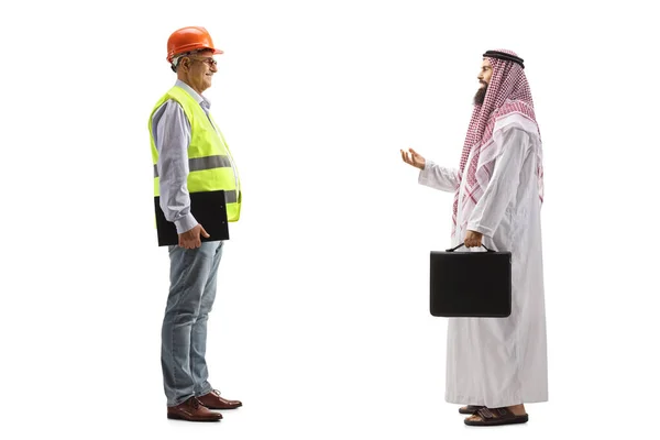 Зрілий Чоловічий Інженер Сайту Саудівський Арабський Бізнесмен Який Розмовляє Ізольовано — стокове фото
