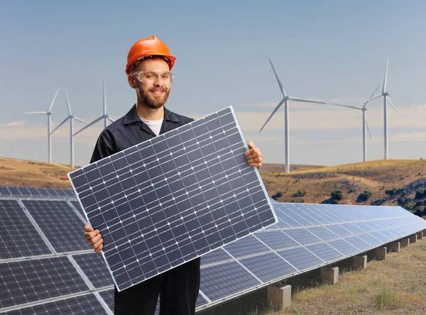 Trabajador Uniforme Sosteniendo Panel Solar Una Granja Turbinas Solares Eólicas —  Fotos de Stock