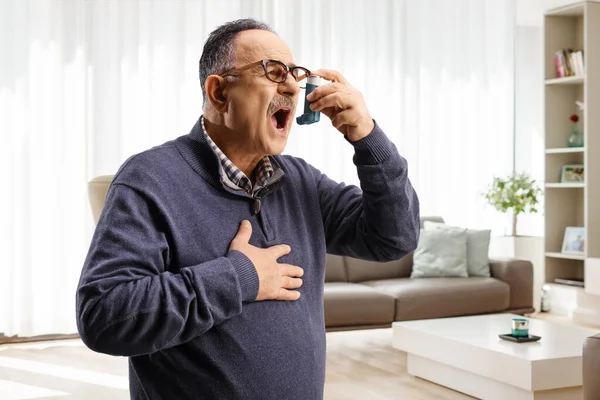 Gammal Man Som Använder Inhalator Hemma Ett Vardagsrum — Stockfoto