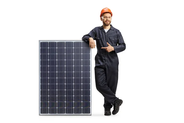 Plně Dlouhý Portrét Pracovníka Uniformě Opírající Solární Panel Ukazující Izolovaně — Stock fotografie
