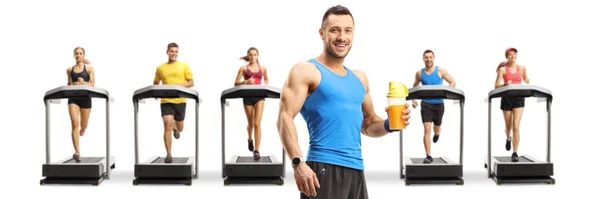 Man Sportswear Holding Healthy Drink Front People Running Treadmills Isolated — Stock Photo, Image