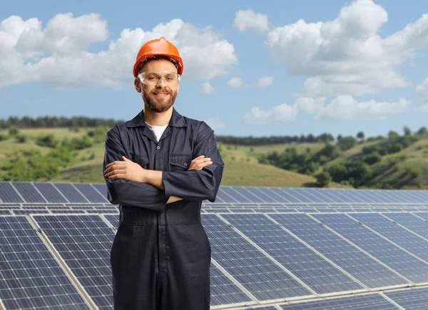 Técnico Pie Campo Con Paneles Energía Solar Sostenible —  Fotos de Stock