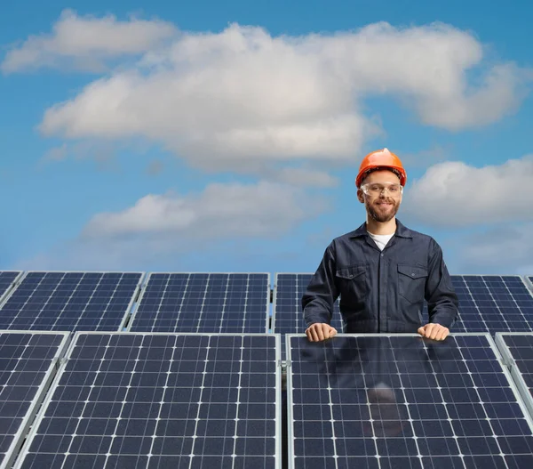 Técnico Masculino Uniforme Posando Detrás Las Células Solares Techo —  Fotos de Stock