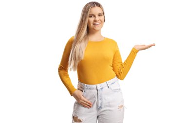 Beyaz arka planda elle izole edilmiş genç trend kadın görünüyor