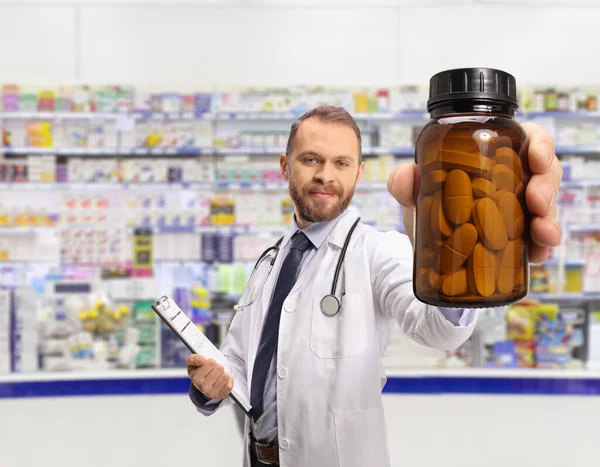Junger Apotheker Zeigt Eine Flasche Pillen Einer Apotheke — Stockfoto