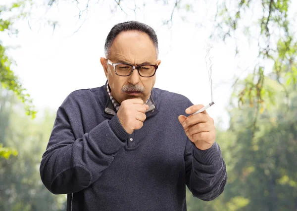 Homem Maduro Fumando Cigarro Tosse Parque — Fotografia de Stock