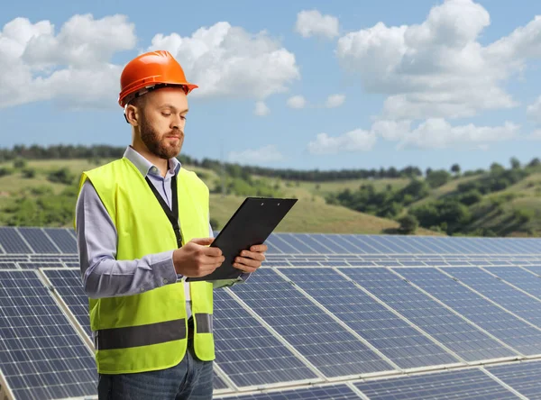 Ingeniero Leyendo Documento Sobre Una Granja Solar Sostenible Campo Verde —  Fotos de Stock