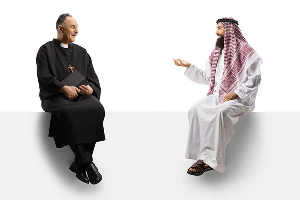 Sacerdote Homem Árabe Saudi Sentado Painel Branco Falando Isolado Fundo — Fotografia de Stock