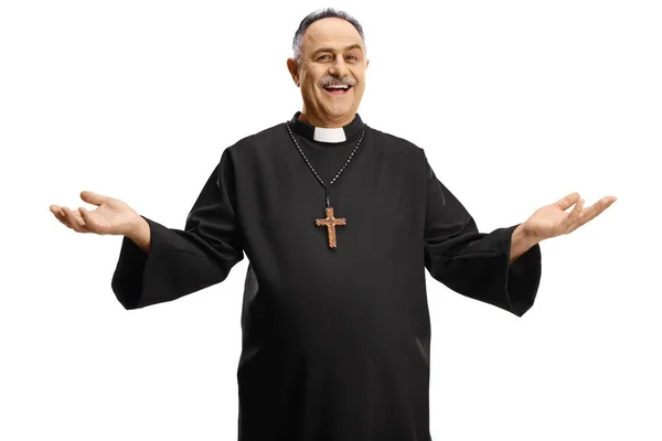 Sacerdote Cristão Feliz Gesticulando Com Mãos Isoladas Fundo Branco — Fotografia de Stock