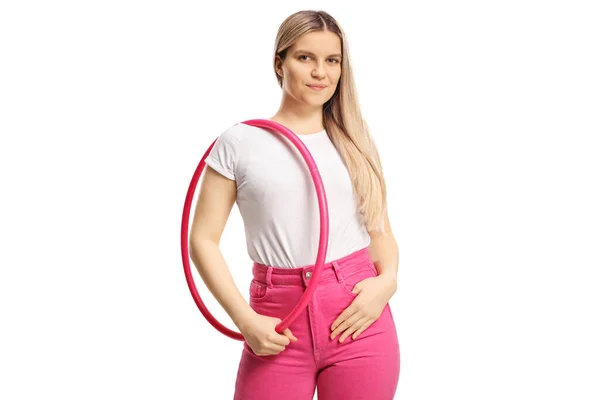 Jong Casual Vrouw Met Een Roze Hula Hoepel Glimlachen Geïsoleerd — Stockfoto