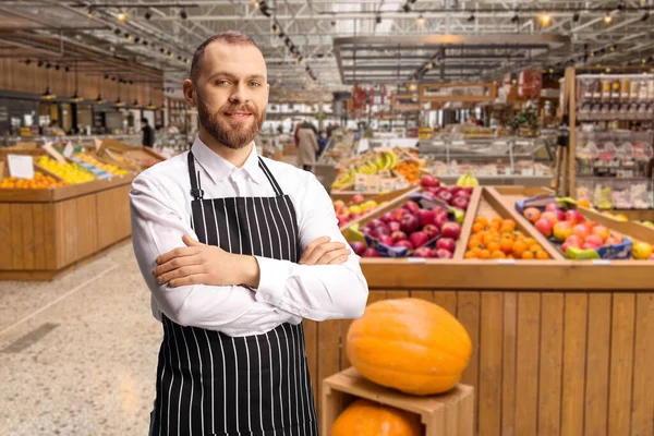 Mannelijke Winkel Assistent Een Supermarkt Poseren Voor Fruit — Stockfoto