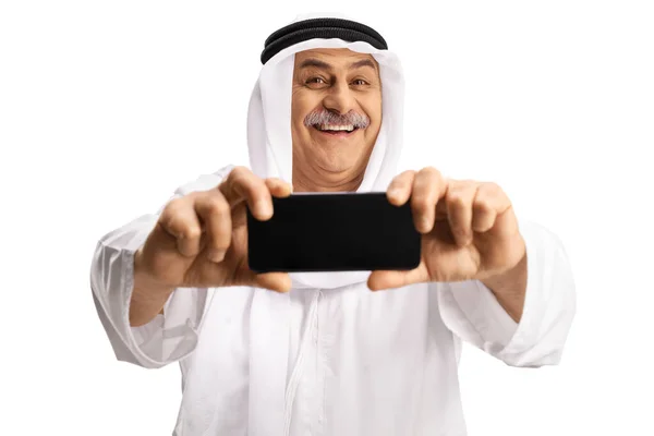 Sonriente Hombre Árabe Maduro Tomando Una Foto Con Teléfono Inteligente — Foto de Stock