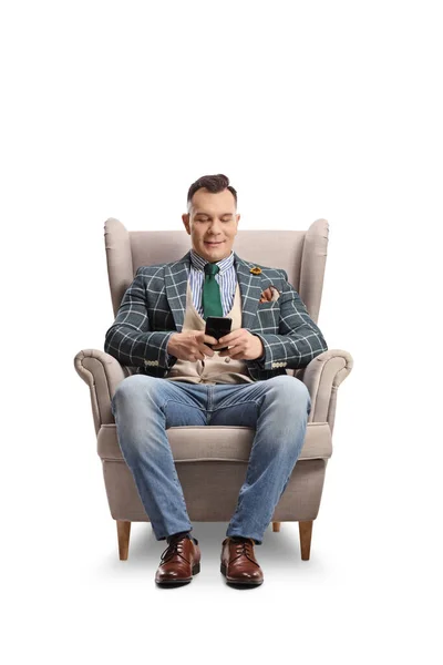 Hombre Moda Sentado Sillón Usando Teléfono Inteligente Aislado Sobre Fondo —  Fotos de Stock