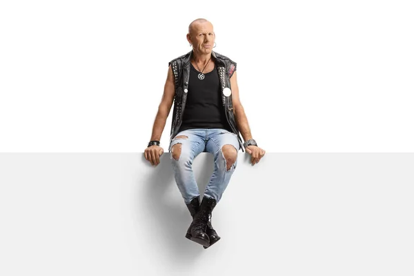 Punk Man Met Gescheurde Jeans Zittend Een Paneel Kijkend Naar — Stockfoto
