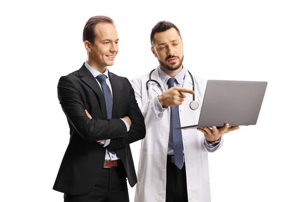 Männlicher Arzt Zeigt Einem Geschäftsmann Auf Weißem Hintergrund Einen Laptop — Stockfoto