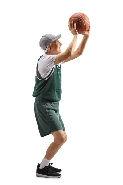 一个老年男子拍摄一个被白色背景隔离的篮球的全景照片 — 图库照片