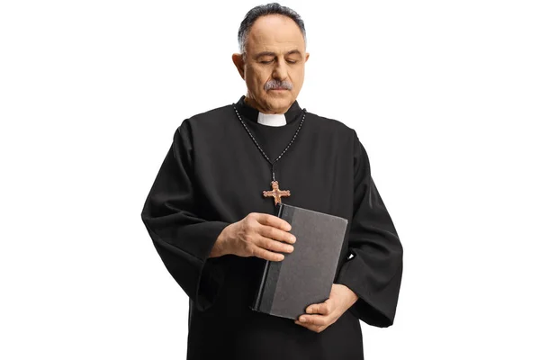 Reifer Priester Der Eine Bibel Der Hand Hält Und Isoliert — Stockfoto