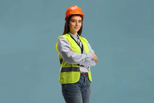 Jonge Vrouwelijke Site Engineer Met Een Veiligheidsvest Hardhoed Geïsoleerd Blauwe — Stockfoto