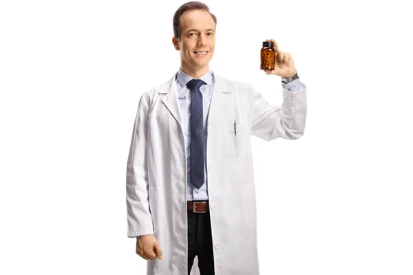 Мужчина Врач Показывает Бутылку Таблеток Глядя Камеру Изолированы Белом Фоне — стоковое фото