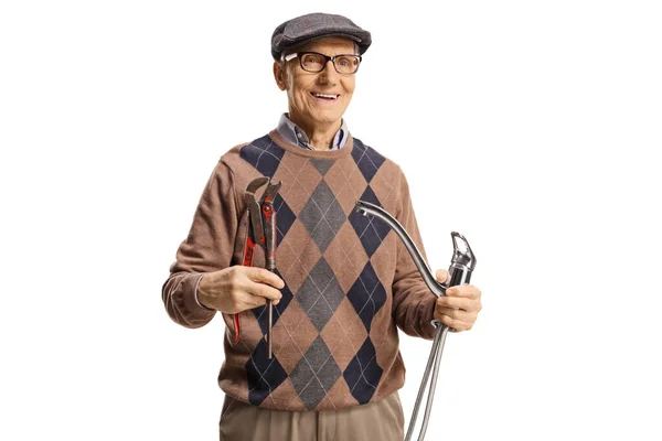 Hombre Anciano Sonriente Sosteniendo Una Manguera Acero Alicates Aislados Sobre —  Fotos de Stock