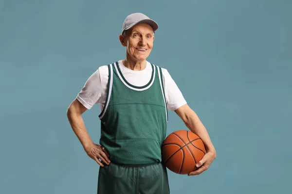 Pria Tua Tersenyum Memegang Bola Basket Terisolasi Latar Belakang Biru — Stok Foto