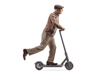Beyaz arka planda izole edilmiş elektrikli scooter kullanan yaşlı bir adamın tam boy profil çekimi.