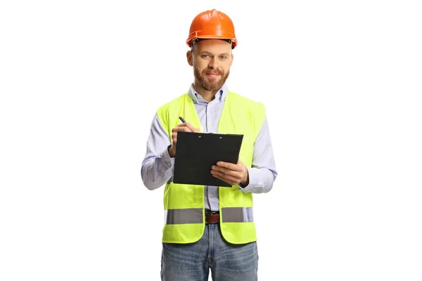 Ingeniero Masculino Con Chaleco Seguridad Sombrero Fuerza Escribiendo Sobre Portapapeles —  Fotos de Stock