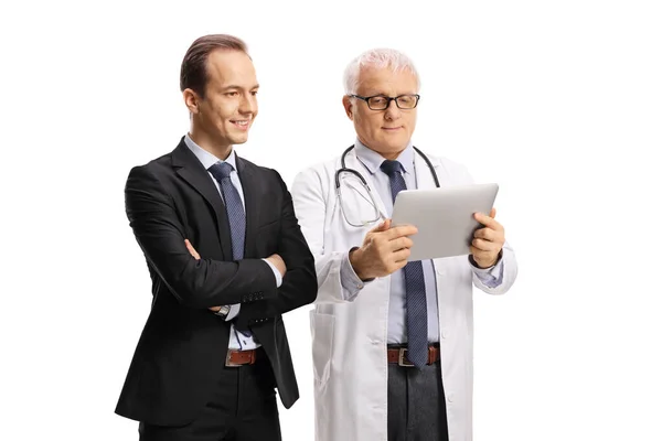 Ein Professioneller Mann Und Ein Arzt Betrachten Eine Tablette Isoliert — Stockfoto
