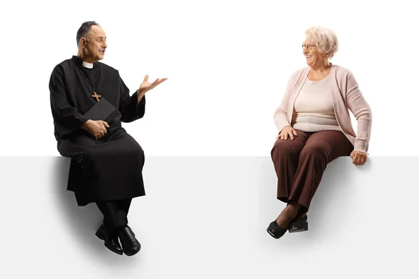 Priest Talking Senior Woman Eated Blank Panel Isolated White Background — Stock Photo, Image