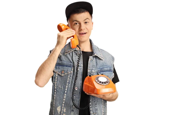 Хлопець Тримає Оранжевий Телефон Посміхається Ізольовано Білому Тлі — стокове фото