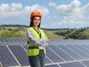 Güneş enerjisiyle çalışan genç bir kadın mühendis.