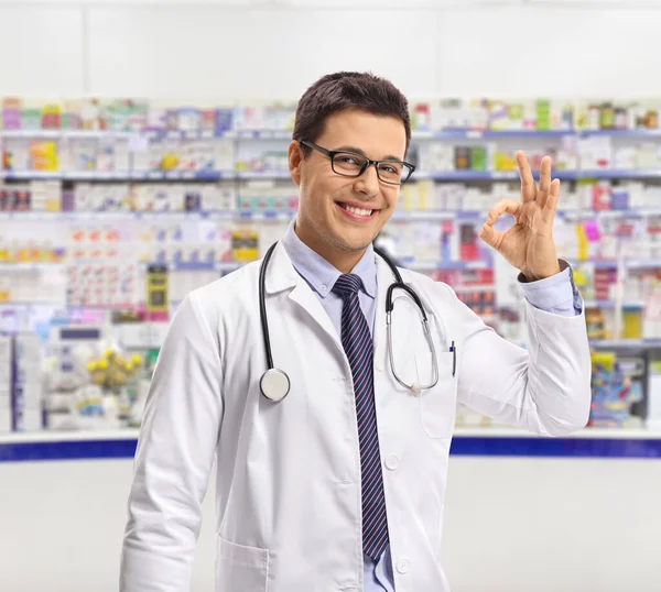 Farmacêutico Fazendo Gesto Mão Dentro Uma Farmácia — Fotografia de Stock