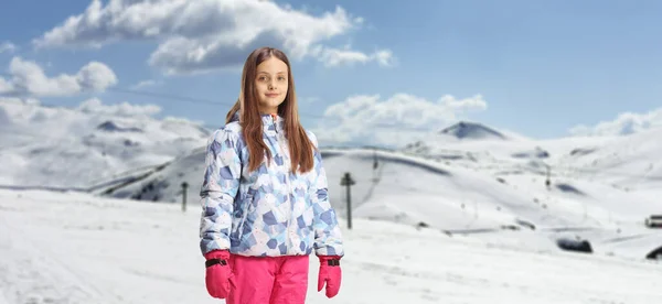 Bambino Che Indossa Giacca Invernale Pantaloni Una Montagna Innevata — Foto Stock