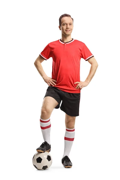 Man Met Voetbal Trui Korte Broek Poseren Met Een Voetbal — Stockfoto