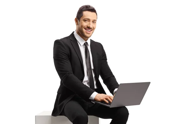 Adamı Oturuyor Dizüstü Bilgisayar Kullanıyor Beyaz Arka Planda Izole Edilmiş — Stok fotoğraf