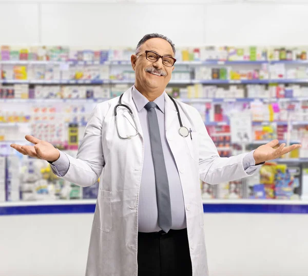 Sorrindo Marture Phamracist Gesticulando Com Mãos Dentro Uma Farmácia — Fotografia de Stock