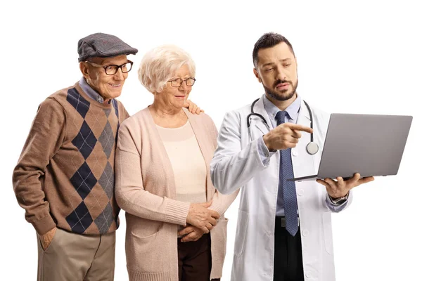 Starszy Mężczyzna Kobieta Oraz Lekarz Wskazujący Komputer Przenośny Białym Tle — Zdjęcie stockowe