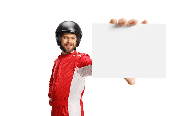 Racer Met Een Blanco Kaart Voor Camera Geïsoleerd Witte Achtergrond — Stockfoto
