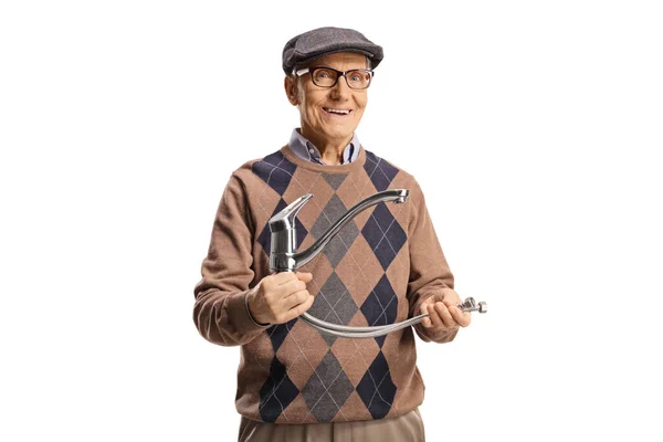 Lächelnder Älterer Mann Mit Stahlschlauch Und Wasserhahn Auf Weißem Hintergrund — Stockfoto