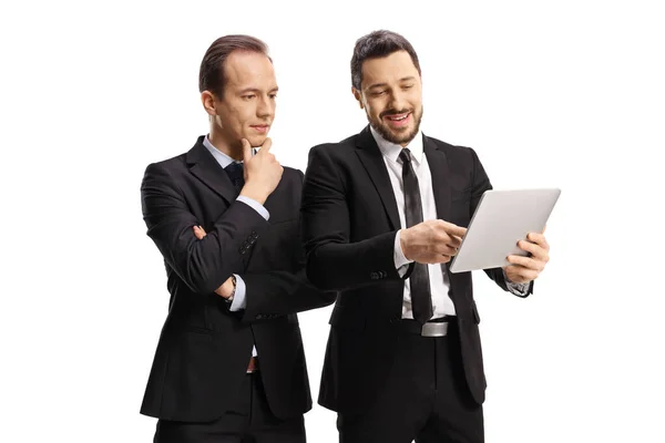 Twee Professionele Mannen Zoek Naar Een Digitale Tablet Geïsoleerd Witte — Stockfoto