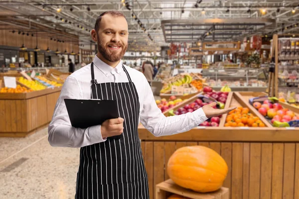 Mannelijke Winkel Assistent Een Supermarkt Gastvrije Klanten — Stockfoto
