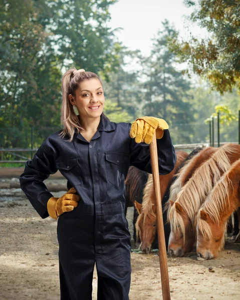Trabajadora Campesina Con Uniforme Posando Con Caballos Espalda —  Fotos de Stock